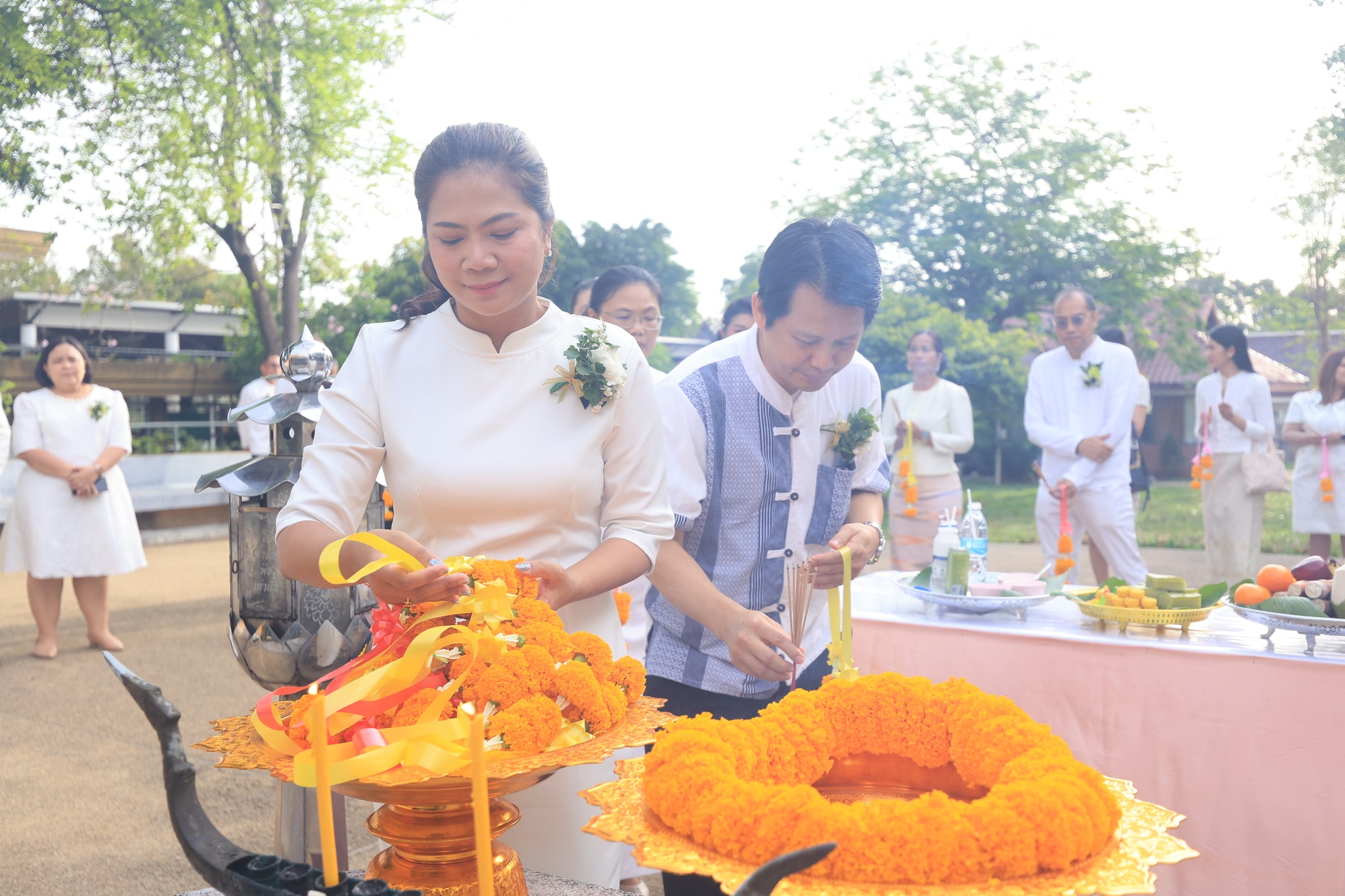 title - ปฏิรูปที่ดินจังหวัดเพชรบุรี พร้อมด้วย เจ้าหน้าที่ ส.ป.ก.เพชรบุรี ร่วมโครงการพัฒนาบุคลากรเพื่อเพิ่มประสิทธิภาพการดำเนินงานด้านศิลปหัตถกรรม กิจกรรมไหว้ครูช่าง ณ ชั้น 2 อาคารพระมิ่งขวัญ ศูนย์ส่งเสริมและพัฒนาอาชีพเสริมนอกภาคการเกษตร ตำบลช้างใหญ่ อำเภอบางไทร จังหวัดพระนครศรีอยุธยา